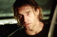 Underworld – Aufgrund seiner mysteriösen Abstammung gerät der Sterbliche Michael Corvin (Scott Speedman) zwischen die Fronten einer jahrhundertealten Fehde von Vampiren und Werwölfen ...