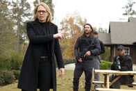 MacGyver – Gwendolyn Hayes (Jeri Ryan, l.); Ramon (Zach McGowan, r.)