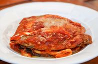 Zu Tisch ... – Pinos berühmte Parmigiana alla materana, ein traditioneller Auberginenauflauf