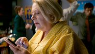 Parlament – Gesine erkennt, dass Beau Gosse ihr Vorhaben getwittert hat. (v. l. n. r. Martina Eitner-Acheampong, Xavier Lacaille)