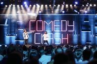 Comedy Clash – SÜDWESTRUNDFUNK Comedy Clash - Finale Diese Comedians machen der Konkurrenz Angst: Jokah Tululu, EmmVee und Lara Autsch wollen sich für das große "Comedy Clash"-Jahresfinale beweisen. Salim Samatou und Marvin Endres (Foto) hosten den härtesten Stand-Up-Wettbewerb Deutschlands in dem Jokah Tululu den King of Pop als Influencer verkörpert, EmmVee auf die deutschesten Deutschen in der Shisha Bar trifft und Lara Autsch auch ohne Kind in der Öffentlichkeit stillen möchte.
