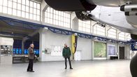 Echt – Moderator Sven Voss taucht in die Geschichte der ALTEN TANTE JU ein und begibt sich auf die Spuren eines Genies: Hugo Junkers. Im Technikmuseum Dessau trifft Sven den ehemaligen Piloten Gerhardt Fucke und entdeckt mit ihm das erste Passagierflugzeug der Welt. Die F13, deren Entwicklung ist die wohl wichtigste Ingenieursleistung hin zu einer modernen Luftfahrt.