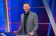 Meister des Alltags – Moderator Florian Weber freut sich auf gewitzte Kandidaten, kniffelige Fragen und überraschende Antworten beim Wissensquiz "Meister des Alltags".