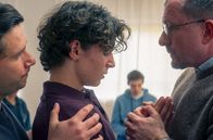 Gotteskinder – Timotheus (Serafin Mishiev, 2.v.l.) hat sich freiwillig in ein sogenanntes Seelsorge Camp begeben, um sich dort von Pastor Sebastian (Thimo Meitner, li.) und Dr. Schäfer (Martin Lindow, re.) von seinen Gefühlen für Jonas (Lennox Halm, 2.v.r.) „heilen“ zu lassen.