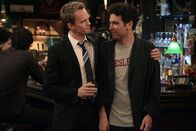 How I Met Your Mother – Während Robin eine berühmte Nachrichtensprecherin wird, versucht Barney (Neil Patrick Harris, l.), Ted (Josh Radnor, r.) dazu zu bringen, mit ihm eine legendäre Nacht nach der anderen zu erleben ...