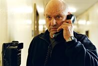 Was tun, wenns brennt? – Die Gefahr, die durch den leitenden Beamten Marnowski (Klaus Löwitsch) droht, bringt die alten Anarcho-Freunde wieder zusammen ...