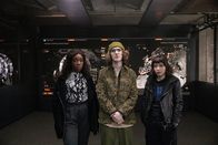 Alex Rider – Jack Starbright (Ronke Adekoluejo, l.), Tom (Brenock O'Connor, M.) und Kyra (Marli Siu, r.) bieten dem Department einen Deal an: Informationen zu Scorpia – im Austausch gegen Unterstützung.