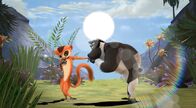 King Julien – Koto (r.) erscheint als Neuling in der Welt der Dschungeltiere. Dabei verliert er sein Herz an Flora, die er von nun an bezirzt.