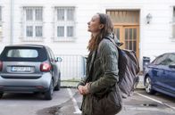 Polizeiruf 110 – Sarah (Mareike Sedl) starrt zu einem Fenster.