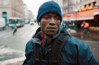 Souleymans Geschichte – Souleymane (Abou Sangaré) versucht, sich in Paris als Essenslieferant über Wasser zu halten.