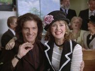 Columbo – Randy (Jeff Yagher) und Tiffany (Karen Mayo-Chandler) haben keine Zweifel, dass sie ihr Vermögen auf das Siegerpferd gesetzt haben.