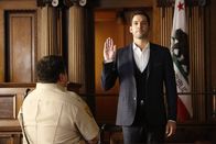 Lucifer – Versucht, das Verfahren gegen den Mörder von Chloes Vater positiv zu beeinflussen, als der wichtigste Zeuge der Staatsanwaltschaft ermordet wird: Lucifer (Tom Ellis) ...
