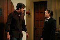 Two and a Half Men – Jake (Angus T. Jones, r.) hat sich in Milly, die Tochter von Jess verliebt und bittet Charlie (Charlie Sheen, l.), ein gemeinsames Essen zu arrangieren.