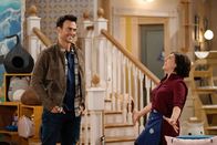 Call Me Kat – Max (Cheyenne Jackson, l.); Kat (Mayim Bialik, r.)