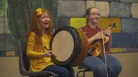 Ich bin Ich – Cédhla lebt in Irland und sie spielt die irische Trommel im Orchester.