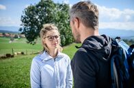 Sturm der Liebe – Josie (Lena Conzendorf, l.) macht Erik (Sven Waasner, r.) ein rührendes Angebot.