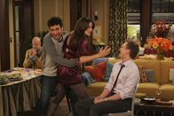 How I Met Your Mother – Während Lily nicht fassen kann, dass ihr Vater (Chris Elliott, l.) plötzlich vor der Tür steht, schenkt Marshall Ted (Josh Radnor, 2.v.l.) und Robin (Cobie Smulders, 2.v.r.) aus Dankbarkeit die Gelegenheit, Barney (Neil Patrick Harris, r.) die vierte Ohrfeige aus der verlorenen Slap Bet zu verpassen ...
