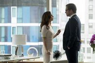 Bull – Bull (Michael Weatherly, r.) engagiert die knallharte Anwältin J.P. Nunnelly (Eliza Dushku, l.), um Bennys Unschuld zu beweisen. Sie handelt tatsächlich einen Deal aus, doch der hat einen Haken ...