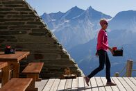 Hoch hinaus – SRF DOK-Serie Hoch hinaus Die Schweiz über 3000 Metern Folge 4 Edith Lehner, die Hüttenwartin der Hörnlihütte, bereitet die Terrasse für die Tagesgäste vor. 2022