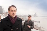 Notruf Hafenkante – Dr. Philipp Rost (Simon Böer, r.) versucht einem scheinbar Lebensmüden (Stephan Schad, l.) auf einem Dach zu helfen.