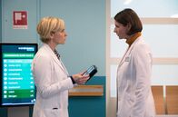 In aller Freundschaft – Dr. Kathrin Globisch (Andrea Kathrin Loewig, li.) und Prof. Dr. Maria Weber (Annett Renneberg, re.) geraten wegen einer Patientin aneinander.