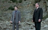 Inspector Barnaby – Inspector Barnaby (John Nettles, r.) und Sergeant Troy (Daniel Casey, l.) sind sich sicher, dass die Lösung des Rätsels mit dem Steinbruch in Fletcher's Cross zusammenhängt.