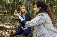 Sturm der Liebe – Jessica (Isabell Ege, l.) und Denise (Helen Barke, r.) machen einen überraschenden Fund.