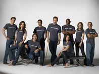 Dr. House – (5. Staffel) - (v.l.n.r.) Dr. Robert Chase (Jesse Spencer), Dr. Remy Hadley (Olivia Wilde), Dr. James Wilson (Robert Sean Leonard), Dr. Lawrence Kutner (Kal Penn), Dr. Gregory House (Hugh Laurie), Dr. Eric Foreman (Omar Epps), Dr. Lisa Cuddy (Lisa Edelstein), Dr. Allison Cameron (Jennifer Morrison) und Dr. Chris Taub (Peter Jacobson)