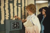 Warum eigentlich ... bringen wir den Chef nicht um? – Judy Bernly (Jane Fonda, l.) ist guter Dinge, denn gemeinsam mit ihren Kolleginnen hat sie einen Plan ausgehegt, wie sie endlich ihren Chef loswerden kann ...
