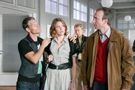 Die Rosenheim-Cops – Carlo Haslinger (Steffen Wink, l.), seine Geliebte Johanna Reitmann-Schwarz (Patricia Aulitzky) und deren noch Ehemann Eberhard Schwarz (Wolfgang Schatz, r.) können vor Michi Mohr (Max Müller) ihre gegenseitigen Verdächtigungen nicht zurückhalten.