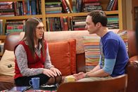 The Big Bang Theory – Es ist Valentinstag, und Amy (Mayim Bialik, l.) hat eine ganz besondere Überraschung für Sheldon (Jim Parsons, r.) ...
