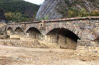 Eisenbahn-Romantik – Kerzen erinnern an die Opfer des Hochwassers – hier auf der Ahrbrücke in Kreuzberg.