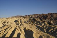 Die Entstehung der Erde – Als Teil einer Reihe von Bergketten, die sich aufgrund von Plattenverschiebungen stets in Bewegung befinden, wird das Death Valley immer weiter auseinandergezogen.