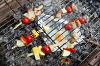 Schmatzo – Gespickt mit Fleisch, Gemüse und Obst landen die Spieße auf dem Grill.