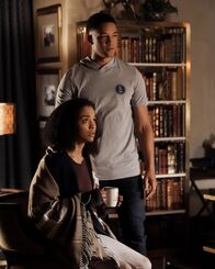 Legacies – Cassie (Erinn Westbrook, l.); Rafael Waithe (Peyton Alex Smith, r.)