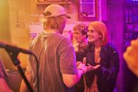 neoriginal: Späti – Fred (Wilson Gonzalez, l.) erhofft sich eine musikalische Zusammenarbeit mit Alli Neumann (Alli Neumann, r.), während Moritz (Maximilian Mundt, M.) die Party im Späti genießt.