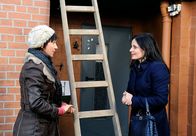 Rote Rosen – ARD ROTE ROSEN FOLGE 1213 Uhr im ERSTEN. Susann (Elisabeth Lanz, r.) steigt kurz entschlossen, mit Merles (Anja Franke, l.) Hilfe ins Lagerhaus ein.