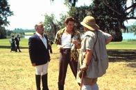 Ace Ventura - Jetzt wird's wild – Ace Ventura (Jim Carrey, Mitte) und Missionar Fulton Greenwall (Ian McNeice, r.) verdächtigen Diplomat Vincent Cadby (Simon Callow, l.), etwas mit dem Verschwinden der heiligen Fledermaus zu tun zu haben.