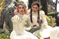 Paradise Hills – Uma (Emma Roberts, l.); Amarna (Eiza González, r.)