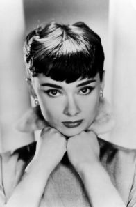 Sabrina – Aus dem schüchternen Mädchen Sabrina (Audrey Hepburn) wird eine Frau mit Geheimnissen.