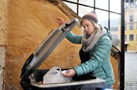 Alles Klara – Klara (Wolke Hegenbarth) sucht nach Beweisstücken im Müll.
