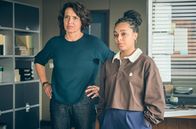 Tatort – Können sie ihrem jungen Kollegen ein Geheimnis anvertrauen? Lena Odenthal (Ulrike Folkerts, l.) und Mara Hermann (Davina Chanel Fox) sind nicht ganz sicher …