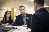 Elementary – Warum wurde der Taschendieb Apollo Mercer, der beim Diebstahl auf dem Union Square erwischt wurde, das Opfer eines Giftanschlags? Watson (Lucy Liu, l.), Capt. Gregson (Aidan Quinn, M.) und Holmes (Jonny Lee Miller, r.) ...; Warum wurde der Taschendieb Apollo Mercer, der beim Diebstahl auf dem Union Square erwischt wurde, das Opfer eines Giftanschlags? Watson (Lucy Liu, l.), Capt. Gregson (Aidan Quinn, M.) und Holmes (Jonny Lee Miller, r.) ...