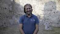 Schätze des Römischen Reichs – Der Archäologe Mario Grimaldi von der 'Università degli Studi Suor Orsola Benincasa' in den Ruinen von Pompeji. (Kredit: National Geographic/Annamaria Craparotta)