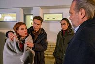 Der Alte – Die Schlagersängerin Lena Mohr (Martina Ebm, l.) ist bestürzt: Ihr Mann und Manager Freddy Mohr wurde im Weinkeller ihres Hauses erschossen aufgefunden. Hauptkommissar Richard Voss (Jan-Gregor Kremp, r.) und seine Kollegen Tom Kupfer (Ludwig Blochberger, 2.v.l.) und Annabell Lorenz (Stephanie Stumph, 2.v.r.) kümmern sich um Lena.