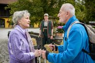 Sturm der Liebe – Trotz Alfons' (Sepp Schauer, r.) Einwänden will Hildegard (Antje Hagen, l.) Gerry (Johannes Huth, M.) das Einparken beibringen.