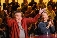Was gibt es Neues? - Classics – Lukas Resetarits, Katharina Straßer. Foto: ORF/Günther Pichlkostner. Veröffentlichung honorarfrei nur für redaktionelle Berichterstattung in Sendungszusammenhang und mit Copyrightangabe. Kontakt: foto@orf.at