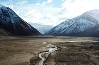 Magische Anden – Die Lagune Embalse El Yeso – Der Stausee liegt in den Anden auf einer Höhe von 3000 Metern über dem Meeresspiegel, in der Gemeinde San José de Maipo in Chile. Er ist das Trinkwasserreservoir von Santiago de Chile.