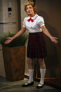 Two and a Half Men – Alan will seine Mutter Evelyn (Holland Taylor) um Hilfe bitten, als sie ihm die Tür in einer Schulmädchenuniform bekleidet öffnet, ist er entsetzt ...