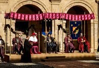 Borgia – Kardinal della Rovere (Dejan Cukic, li.) und Cesare (Mark Ryder) erwarten den französischen König, um ihm Mailand zu übergeben.